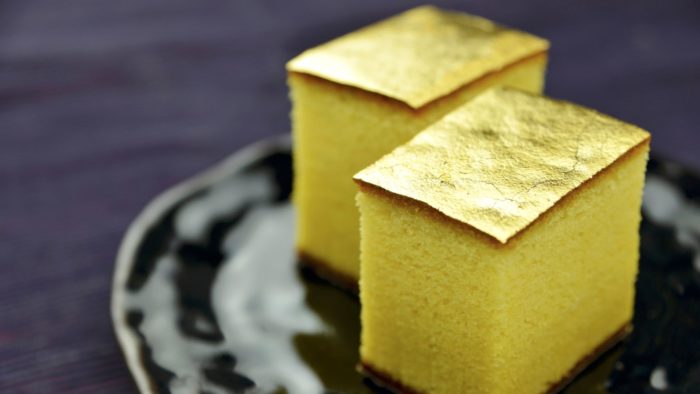 How do you make gold food coloring